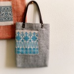 手刺繍ポケット付きウールリネン小振り手提げ（グレー）