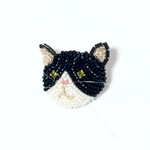 黒ハチワレ猫さんのブローチ　ビーズ刺繍