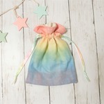 手染めの４重ガーゼ巾着　虹
