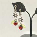お花畑で遊ぶ♪てんとう虫♡【イヤリング or ピアス】
