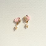 小さなピンクのバラと淡水パールのピアス