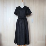 ヨーロッパリネンのVネックワンピース　＜ブラック・ウエストリボン付き＞