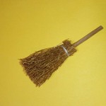 本物みたいなホウキのブローチ