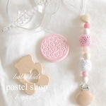 おっきいぽんぽんが可愛い♡ baby pink おしゃぶりホルダー