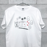 手品いろいろ【ホワイト】ekot Tシャツ <イラスト：タカ（笹川ラメ子）>