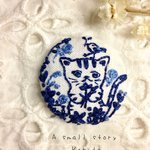 仔猫ちゃんお花畑へ🌷 小さな青の物語 刺繍ブローチ