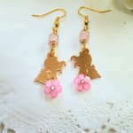 桜と遊ぶ猫と天然石ローズクォーツのピアス《イヤリング》