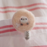 シマエナガ　羊毛フェルトブローチ（ピンク）