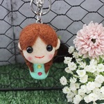 三つ編みの女の子の羊毛キーホルダー