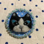 ハチワレねこ クロちゃん 春ブローチ