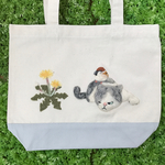 寝転ぶネコさんと雀と春の訪れトートバッグ