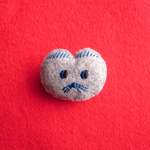 ハート型ねこの刺繍ブローチ【グレー】｜1点もの
