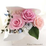 ピアノから咲きこぼれそうなバラのアレンジ🎹   白いピアノver.3ピアノの発表会 誕生日プレゼント、結婚祝いにも♪