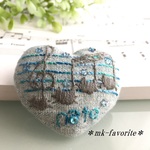 ♪音符ネコ🐱手刺繍くるみボタンブローチ（ハート型）