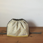 お弁当袋 ランチバッグ 巾着 レースフラワーとマスタード コットンリネン