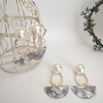 マーブル模様のアクリルパーツとリングのピアス&イヤリング（グレー）