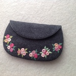 刺繍とフェルトのバラいっぱいの小物入れ
