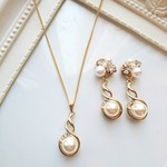 【送料無料】輝く◇パール&ビジュー◇ネックレスとイヤリング(ピアス)セット