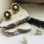 ビーズ刺繍のフラワーピアス　パール×ブラック