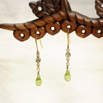 【送料無料】ペリドットのドロップ＆クリスタルのピアス（カラー：ゴールド）