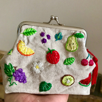 フルーツ柄刺繍がま口ポーチ♪