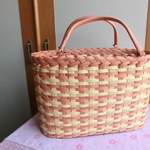 春色のかごバッグ
