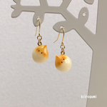 揺れるオカメ餅のシンプルピアス（イヤリング）