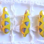 チェコビーズ　ダガー黄色三角ドット４個