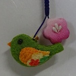 ちりめん根付け　うぐいす　(鶯と梅の花)  