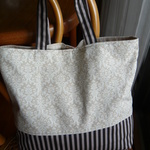 ダマスク柄ベージュのトートバッグ