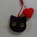 ちりめん根付け　ねこ  (黒猫&ハート) 