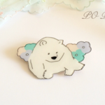お花とシロクマブローチ