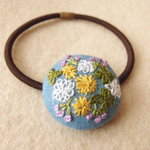 たんぽぽとシロツメ草 春の刺繍 くるみボタンヘアゴム
