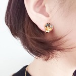 シンプルかつ洗練された印象を与えるビジューイヤリング
