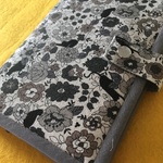 Ａ６対応お薬手帳ケース（NA-95)　花と黒猫