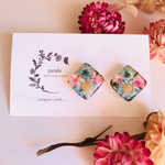ピンクと水色のお花いっぱいスクエアイヤリング／ピアス