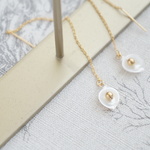 ひとひらの花びらピアス