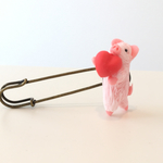 ぶたさん、ハートはいどうぞストールピン