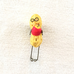 りんごひとついかが？ピーナッツさんブローチ