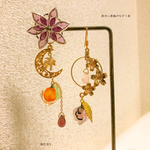 春月に春風がなびく夜 ガラスのような鬼灯と蓮、桜と金魚の和装小物ピアス 蓄光ホタルガラス入り