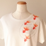 手描き　腰までゆったり 金魚Tシャツ