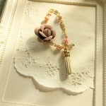 ピンクカメリアと蝶とタッセルのスプリングバッグチャーム  💠