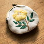ウールのお花の手刺繍豆がま口(黄色)