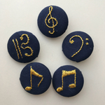 音楽の刺繍くるみボタン(ネイビー×ゴールド)
