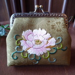 日本刺繍のがま口（中）（牡丹唐草）