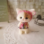 苺帽子　茶白猫ちゃん　鍵ペンダント　お花のイヤーカフ付き　☆　羊毛フェルト　猫ドール　手作り　ハンドメイド　テディ　猫　ぬいぐるみ