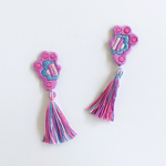 カラフル刺繍のタッセルイヤリング
