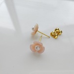 桜色お花シェルピアス