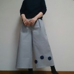 左右非対称グレーコットンあめ玉並べたゆったり着こなすワイドパンツウエストゴム