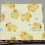 カピバラ.いちご柄.ガーゼハンカチ
